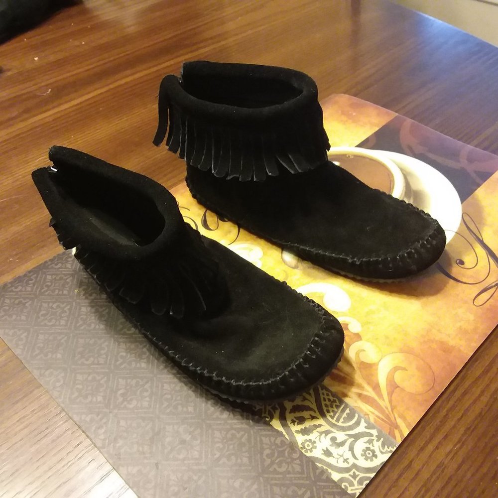 New Black moccasins from Softmoc in Size 6